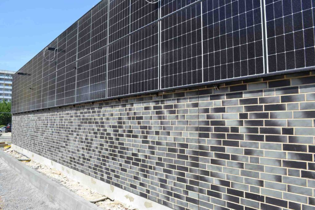 Moderne Hausfassade mit Klinkerriemchen und Solarmodulen auf dem Dach eines Neubaus