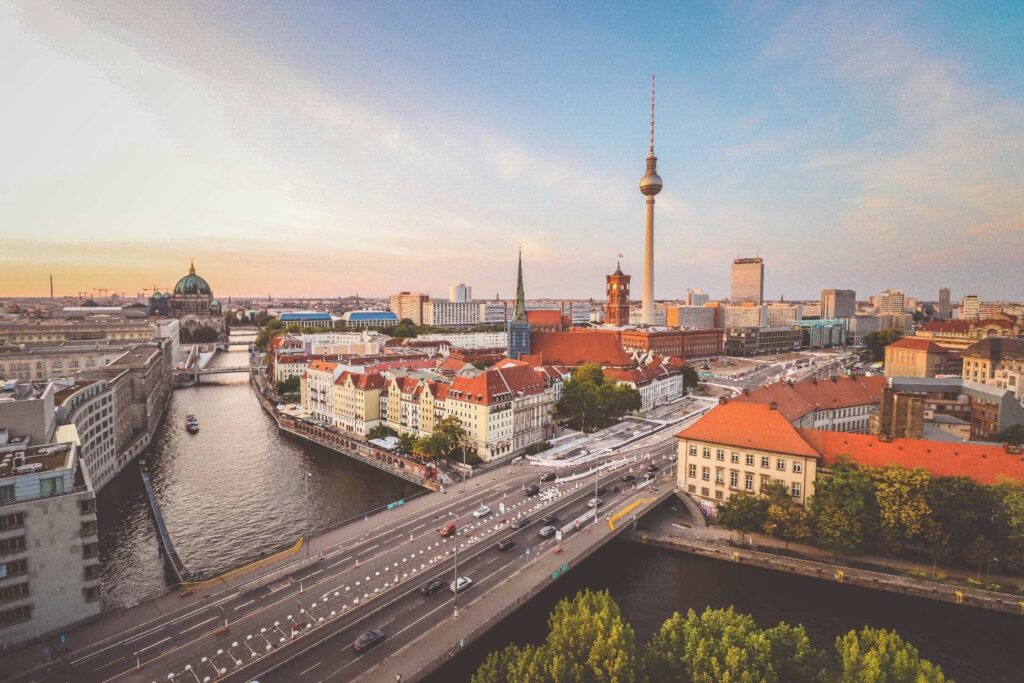 Berliner Stadtpanorama mit Fernsehturm, Spree und historischen Gebäuden mit traditionellen Ziegelfassaden
