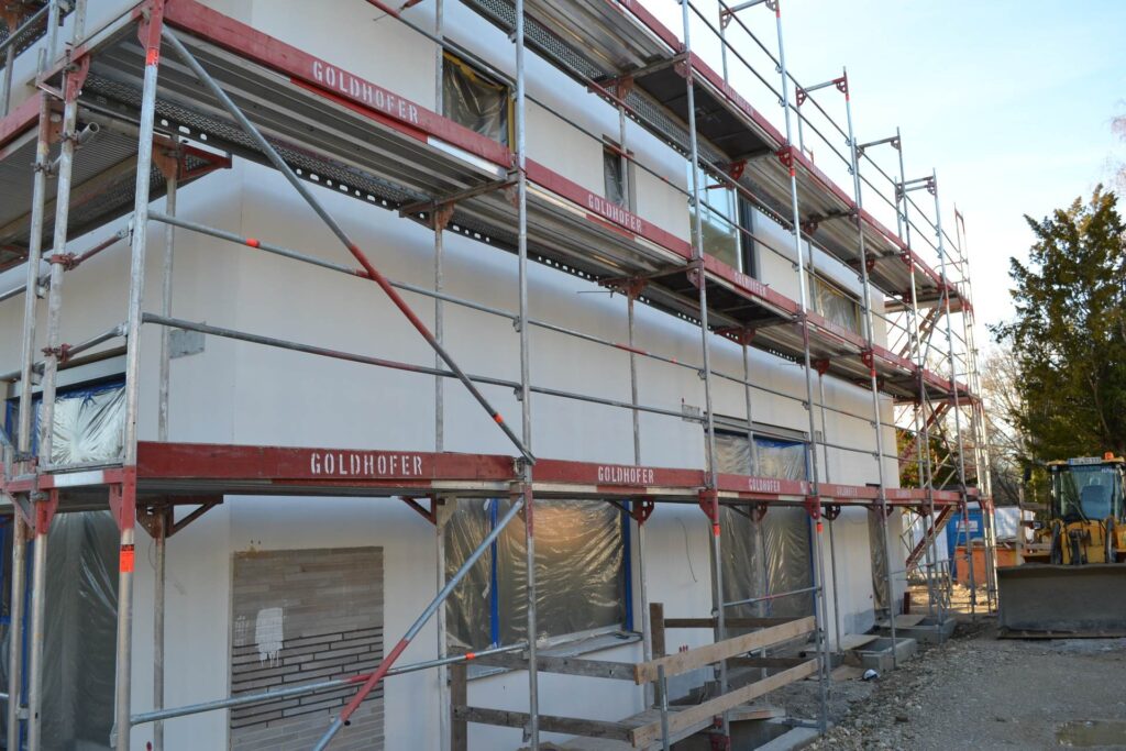 Výstavba domu s lešením Goldhofer, zateplení fasády a kontaktní zateplovací systém během rekonstrukce