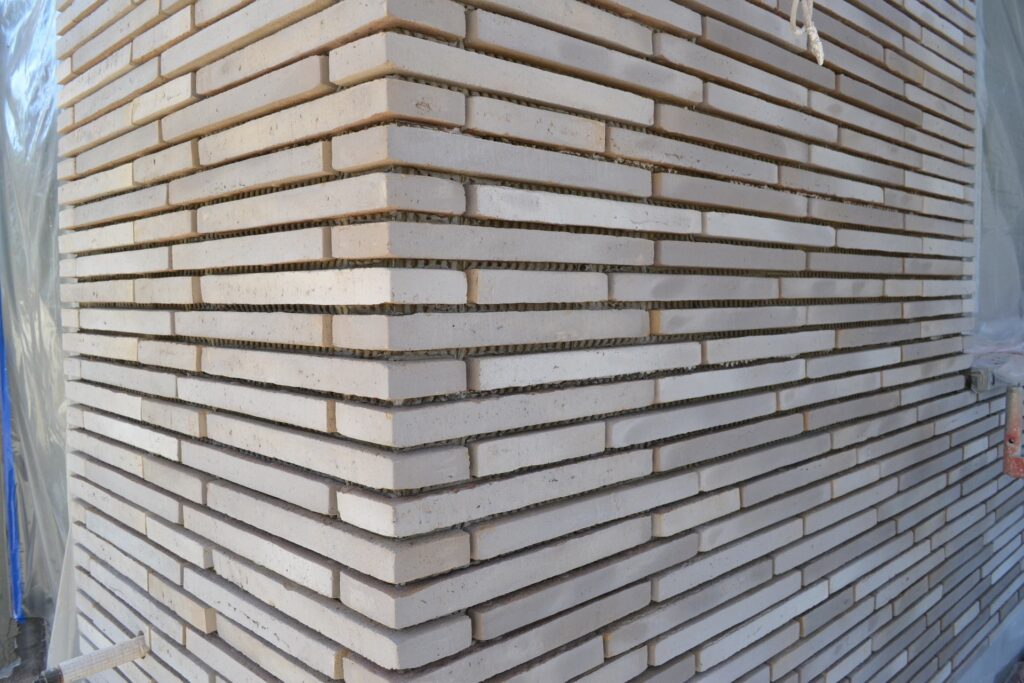 Fasáda z klinkerových pásků s precizně provedeným rohem, moderní cihlová pásková fasáda domu