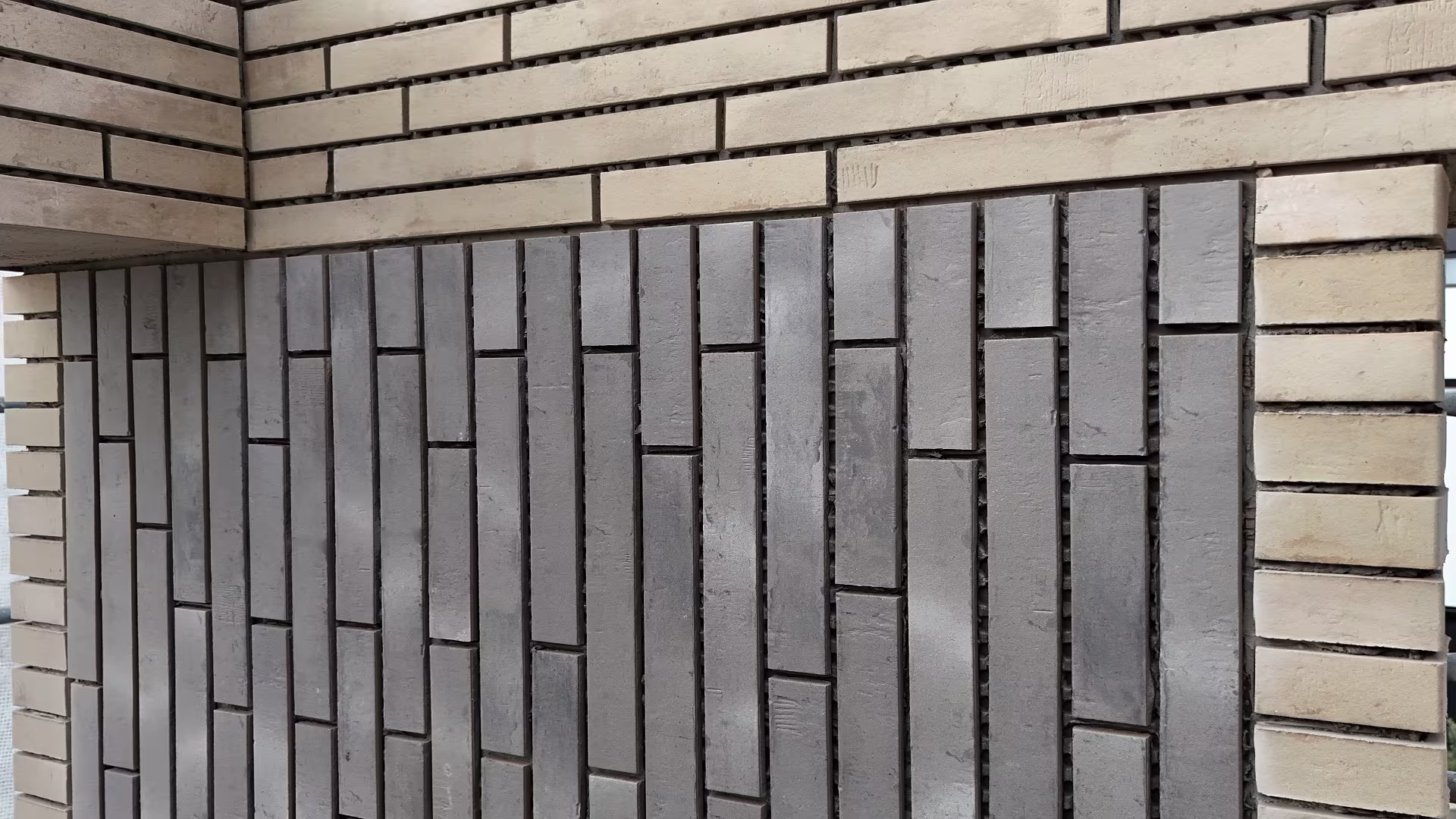 Das Riegelformat: Wenn die Klinkerfassade horizontale Weite schafft