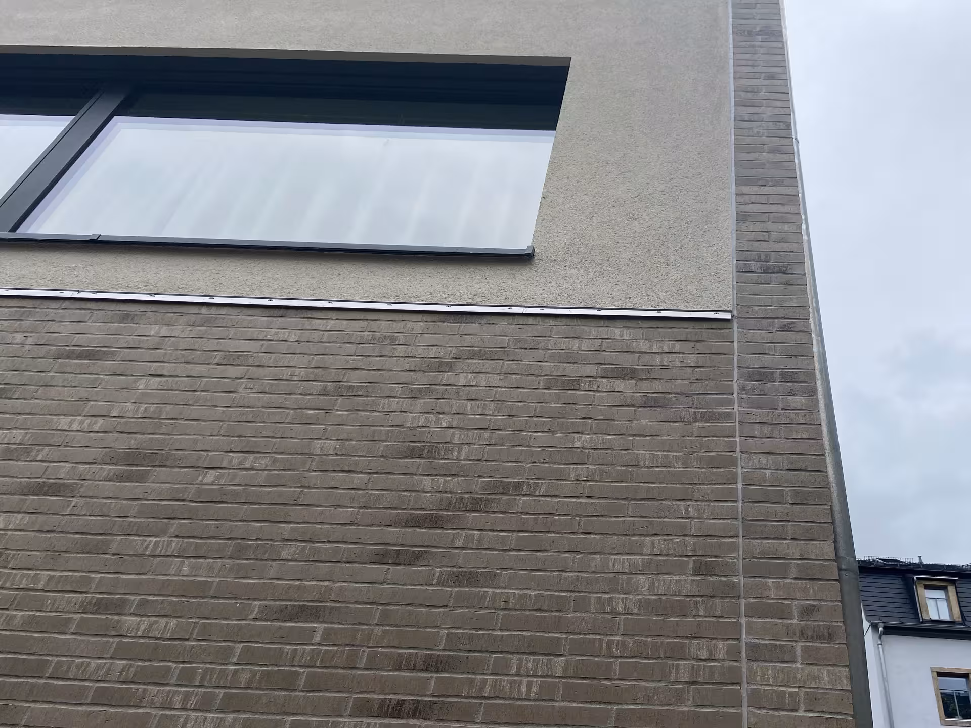 Feldbegrenzungsfugen bei Klinkerriemchen-Fassaden: Warum Ihr Haus Bewegungsfreiheit braucht